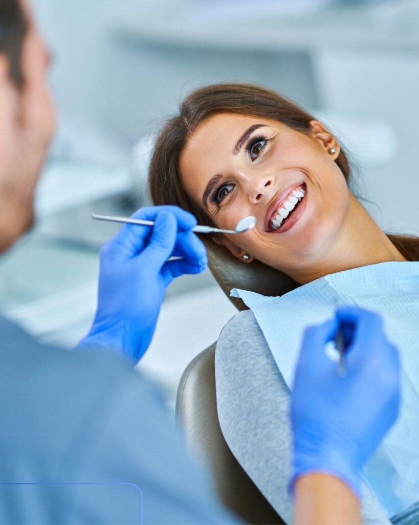 Hapvida Odonto: Tabela de Preços e Contratação 2026 3 Dentista realizando exame clínico detalhado em paciente, ilustrando a excelência técnica da união entre a rede Interodonto e o Sistema Hapvida.