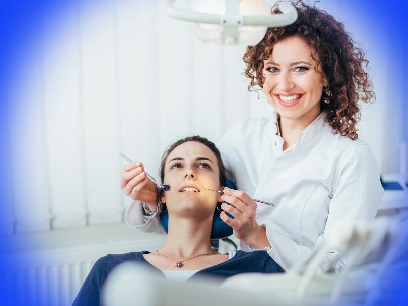 Hapvida Odonto: Tabela de Preços e Contratação 2026 2 Dentista especialista da rede credenciada Hapvida Odonto sorrindo durante atendimento a paciente em uma clínica moderna e equipada com tecnologia de ponta.