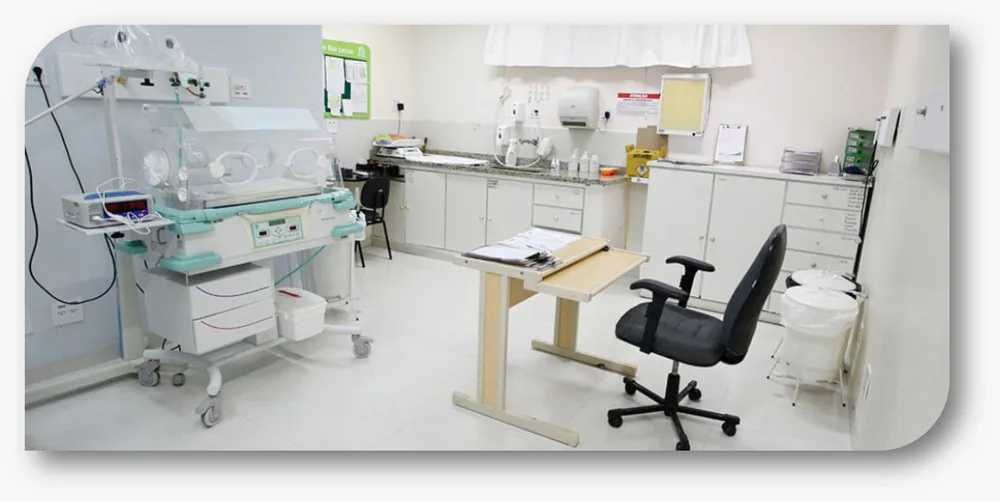 Estrutura interna do hospital da rede própria Hapvida em Lins, na Av. Nicolau Zarvos, 1640, com sinalização remanescente do antigo Hospital São Lucas